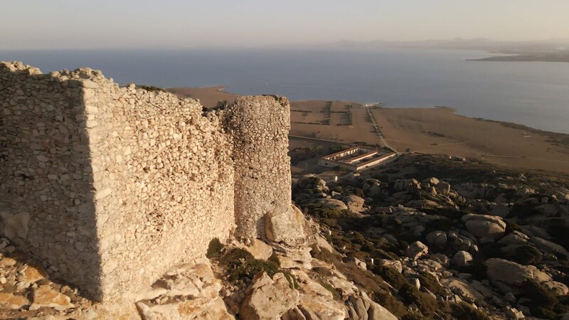 Auf der Insel Asinara wurden früher Mafiabosse gefangen gehalten – heute ist sie unbewohnt. – Bild: ZDF