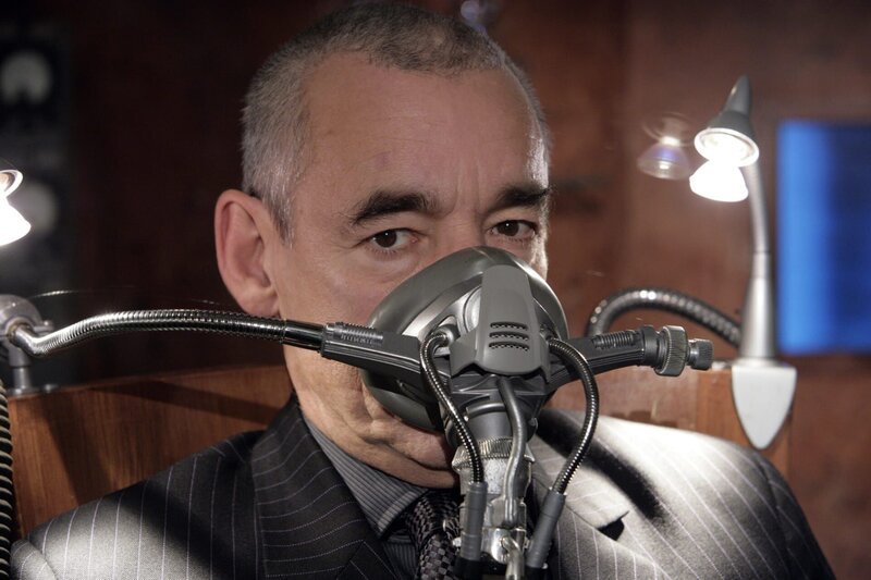 Die TARDIS wird in ein paralleles Universum geschleudert, in dem Rose entdeckt, dass ihr Vater, Peter, noch am leben ist. Hier ist Pete Tyler ein wohlhabender Mann und die rechte Hand von John Lumic (Roger Lloyd-Pack), ein mächtiger Industrieller, der einen Weg sucht, seinen nahen Tot mit allen Mitteln zu verhindern … – Bild: AXN Sci-fi /​ cBBC