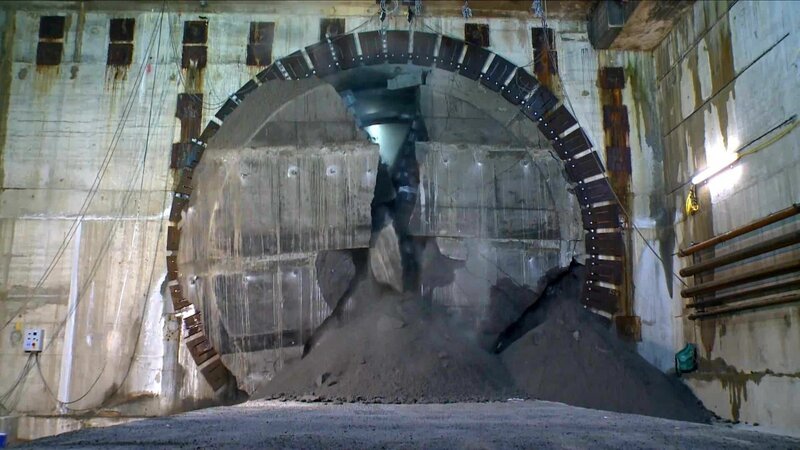 Heute werden die Tunnel mit modernen mechanisierten Tunnelbohrmaschinen gebaut, die in Millionenprojekten auf der ganzen Welt eingesetzt werden. – Bild: Kim Lask
