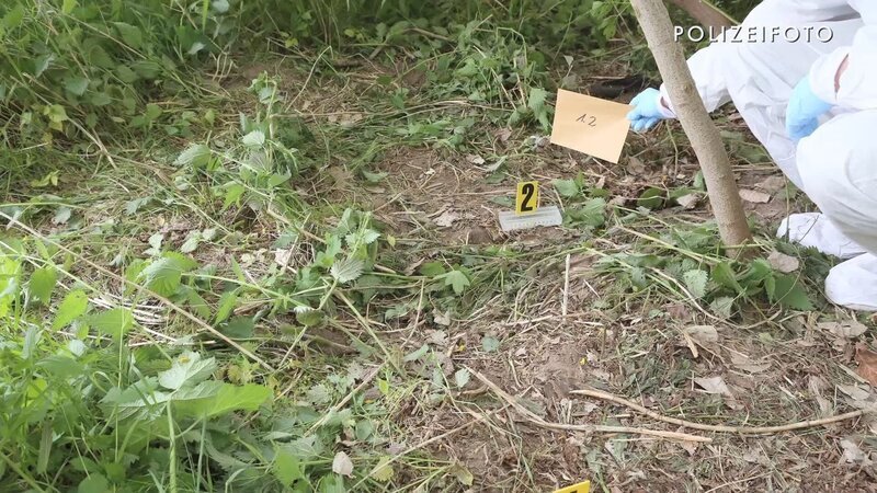 Jede noch so kleine Spur am Leichenfundort des Opfers wird von der Kriminaltechnik gesichert. – Bild: ZDF und Polizei Berlin