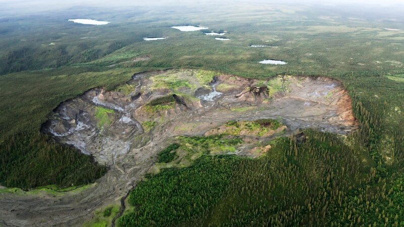 Satellitenbilder zeigen, dass in Teilen der kanadischen Arktis zwischen 1984 und 2015 die Zahl der aufgezeichneten Einbrüche durch auftauenden Permafrost um das Sechzigfache gestiegen ist. – Bild: Honorarfrei – nur für diese Sendung inkl. SocialMedia bei Nennung ZDF und BBC.