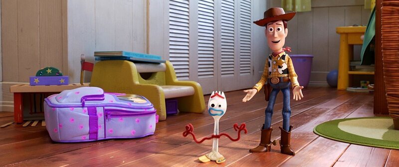 L-R: Forky, Sheriff Woody – Bild: PLURIMEDIA (The Walt Disney Company France /​ Walt Disney Company /​ Pixar Animation Studios)