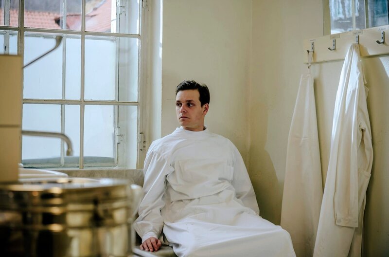Erschöpft: Dr. Curt Bruncken (Franz Hartwig) nach der OP von Frau Jasinski. – Bild: ARD/​Stanislav Honzik