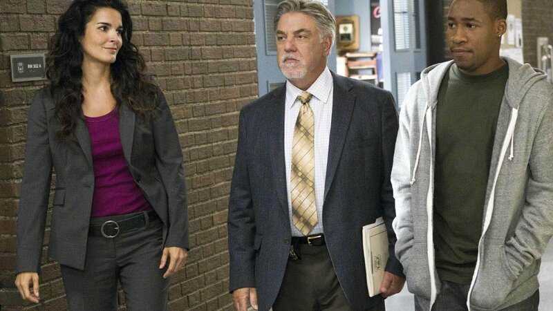 Detective Jane Rizzoli und Detective Vince Korsak führen den Verdächtigen Dante Moore zum Verhör. Hat Moore etwas mit dem Mord an einem schwarzen Aktivisten zu tun? – Bild: TVNOW/​ Warner Brothers