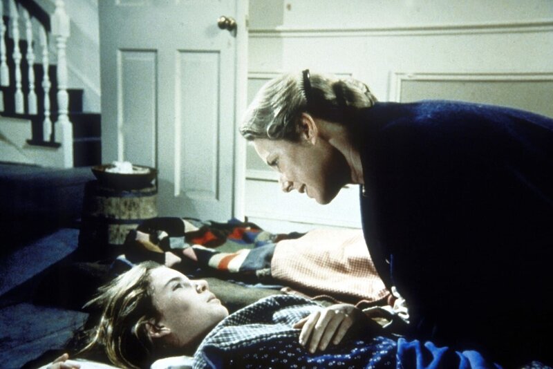 Laura (Melissa Gilbert, l.) fantasiert aufgrund ihrer Krankheit und wird von Caroline (Karen Grassle, r.) beruhigt. – Bild: Worldvision Lizenzbild frei