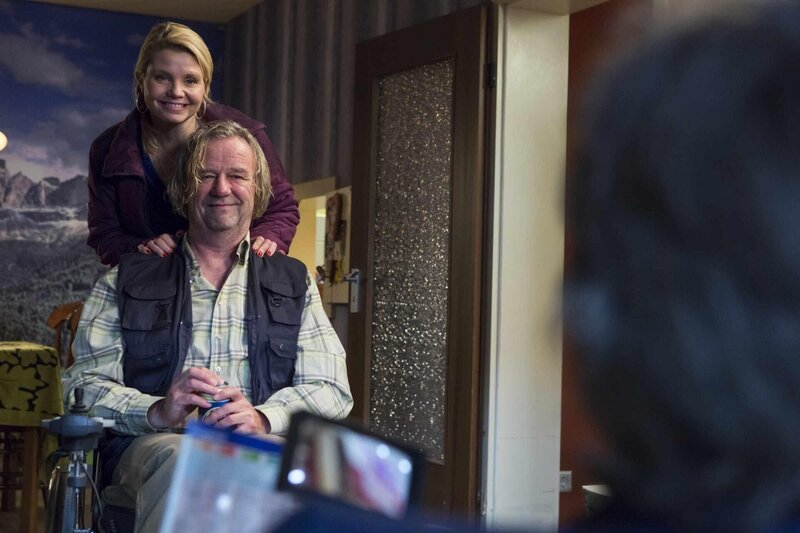 August von Grün erwartet Danni (Annette Frier, l.) zu Hause mit einer Überraschung: Er hat es geschafft, Kurt (Axel Siefer, r.) aus dem Gefängnis zu holen und damit bei Danni extra zu punkten … – Bild: SAT.1 /​ Frank Dicks Eigenproduktionsbild frei