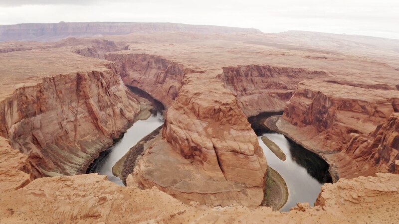 Tief unten, am Fuße des Grand Canyon, fließt der Colorado River. Vor etwa sechs Millionen Jahren hat er den Grand Canyon ins Gestein gefräst. – Bild: ZDF