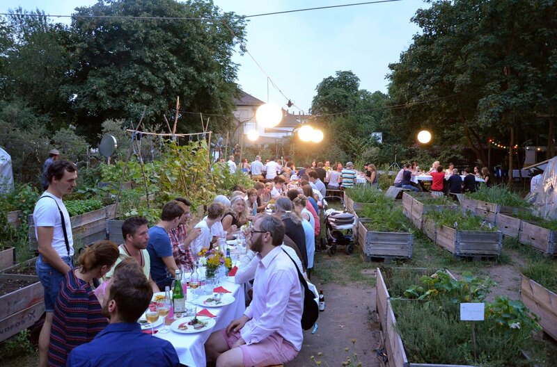 Bis zu 80 Gäste genießen das Garten-Dinner von „Annalinde“. – Bild: MDR/​Anna-Lena Maul /​ MDR/​HA Kommunikation