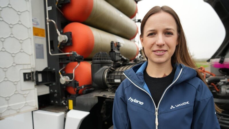 Eine Frau, ein Ziel: Wasserstoff-Trucks auf die deutschen Straßen zu bringen. Dank Saras Mietmodell sind die Wasserstoffs-Lkws auch für kleinere Unternehmen erschwinglich. – Bild: ZDF und Boris Mahlau /​ doc.station GmbH