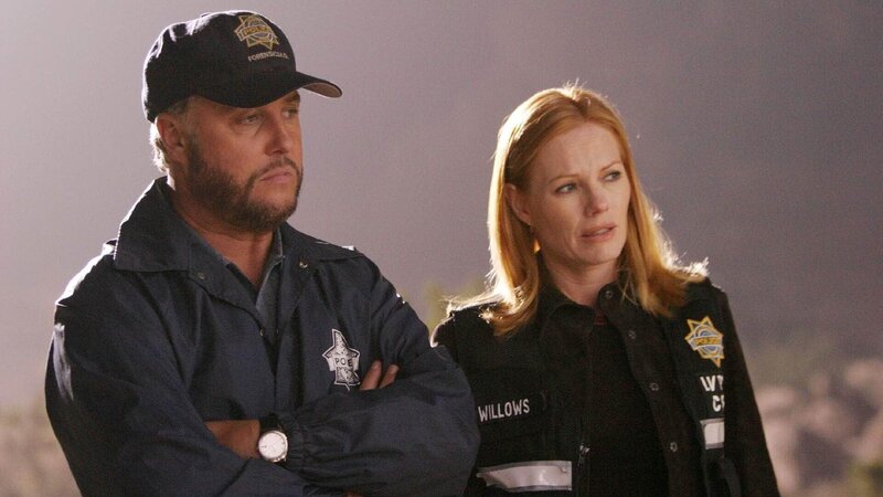 Als das verschwundene Mädchen tot aufgefunden wird, gehen Grissom (William Petersen) und Catherine (Marg Helgenberger) von einem Mord aus. Doch der Verdächtige behauptet, es sei ein Unfall gewesen … – Bild: TVNOW /​ CBS