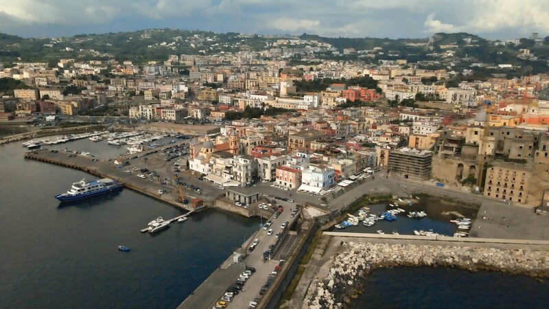 Unweit von Neapel und dem Vulkanberg Vesuv, liegt die Hafenstadt Pozzuoli. Siegibt der Bucht ihren Namen. An der Spitze, am Kap von Miseno, sammelt sich feiner Sand.Starker Wellengang schafft hier kilometerlange Strände. – Bild: Honorarfrei – nur für diese Sendung inkl. SocialMedia bei Nennung ZDF und arte, Boas Schwarz.