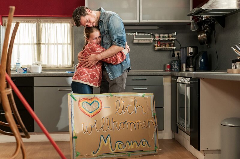 Carlotta (Mila Breiter) und Andreas (Ralph Gassmann) bereiten zu Hause alles für die Rückkehr von Eva aus dem Krankenhaus vor. – Bild: SWR/​Christian Koch