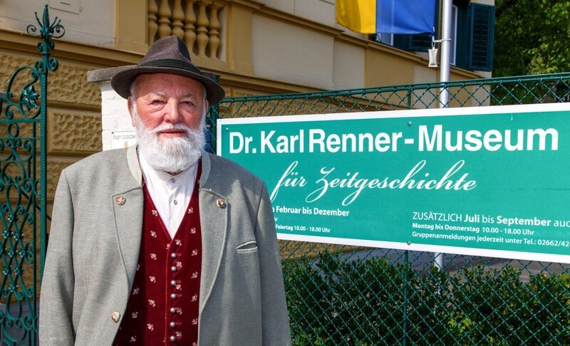 Sepp Forcher vor dem Rennermuseum in Gloggnitz. – Bild: ORF/​Anton Wieser