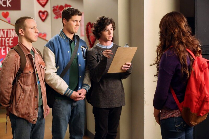 Während Darrin (John Gammon, l.), Sean (Beau Wirick, 2.v.l.) und Axl (Charlie McDermott, 2.v.r.) kurz vor dem Valentinstag Mädchen ihre Dienste als „Schlussmacher“ anbieten, zieht Frankie Bricks Zorn auf sich, als sie seine Kunstwerke aus der Schule wegwirft … – Bild: HBOH