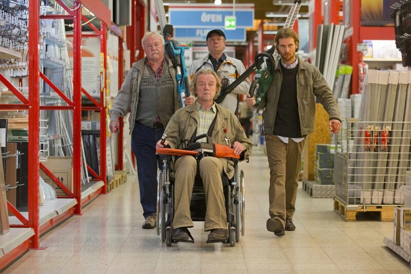 Kurt (Axel Siefer, vorne) lässt sich von Karstens (Alexander Kasprik, r.) Mut im Kampf gegen den „Konsumterror“ anstecken und gründet die Organisation „Occupy Kölnberg“. Gemeinsam mit zwei „Followern“ (Ludwig Hansmann, l. und Rolf Dennemann, M.) startet er eine Aktion im Baumarkt … – Bild: SAT.1