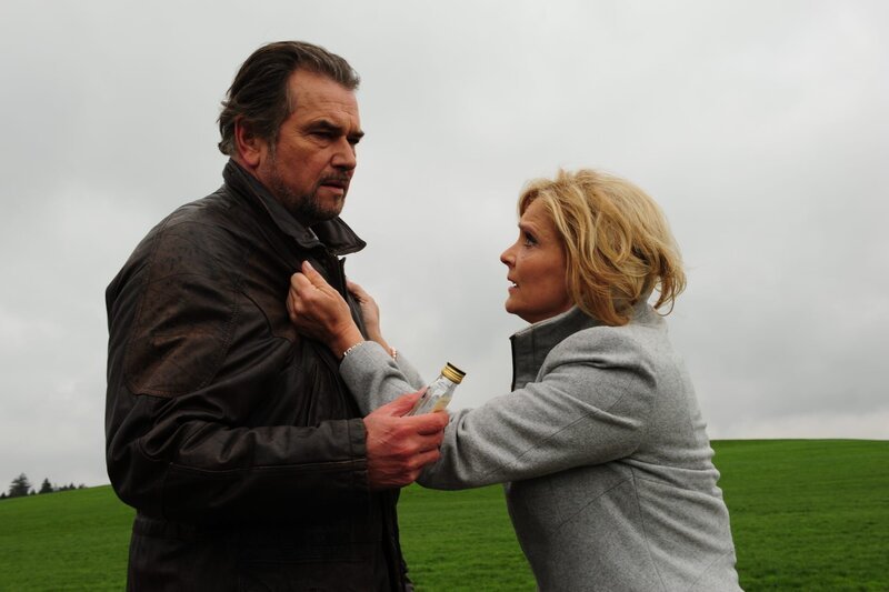 Hans (Ralph Schicha, l.); Nicola (Kerstin Gähte, r.) – Bild: ARD /​ Ann Paur