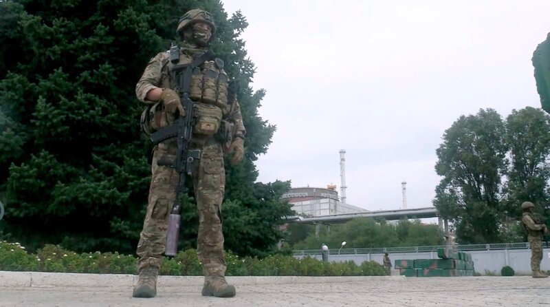 Mit dem russischen Überfall auf die Ukraine war sie wieder zurück: die Sorge vor einem großen Reaktorunfall. Seit Anfang März 2022 ist Europas größtes Kernkraftwerk Saporischschja von Russland besetzt. Seitdem geriet der riesige Komplex mehrfach unter Beschuss. Wie sicher ist ein Atomkraftwerk im Krieg? – Bewaffnete russische Soldaten am AKW Saporischschja nach der Besetzung. – Bild: rbb/​APArchive