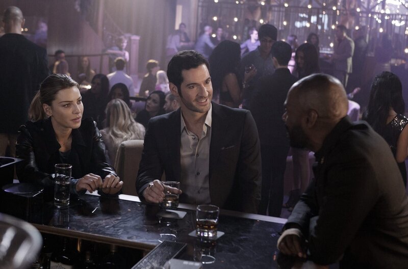 L-R: Chloe Decker (Lauren German), Lucifer Morningstar (Tom Ellis) and Father Frank Lawrence (Colman Domingo) – Bild: PLURIMEDIA