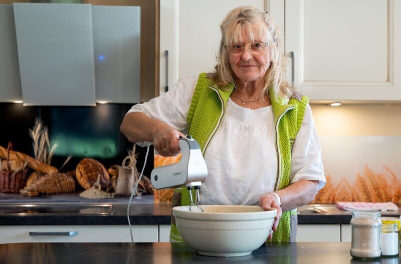 Frieda in ihrer Küche am Backen. Weiteres Bildmaterial finden Sie unter www.br-foto.de. – Bild: BR/​Tabea Hofmann