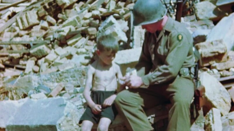 Sie sind unschuldig und leiden oft am meisten: Kinder im Krieg. Mit privatem und teils unveröffentlichtem Filmmaterial erzählt „ZDF-History“ bewegende Schicksale. – Bild: ZDF und unbekannt