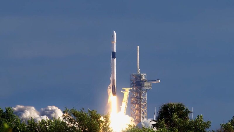 Eine Trägerrakete startet ins All. Sie transportiert einen Satelliten ins All. – Bild: ZDF und Justin Rickett /​ WMR