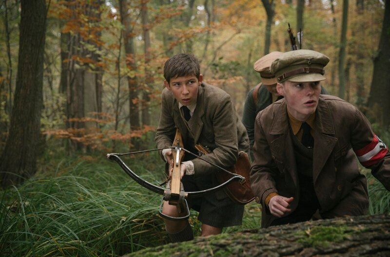 Moritz (Ivo Pietzcker, li.) sucht männliche Kameradschaft mit Gleichaltrigen und schließt sich der Hitlerjugend an. – Bild: Frédéric Batier/​X Filme Creative Pool/​ARD Degeto/​WDR/​Sky/​Beta Film 2019