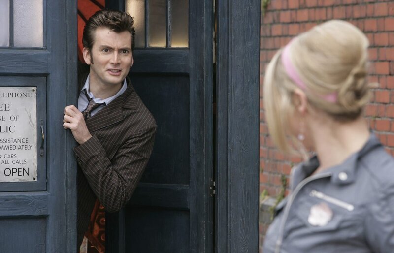 Die TARDIS ist gelandet: „Der Doktor“ (David Tennant, l.) und Rose (Billie Piper, r.) befinden sich im Jahre 1952 in London … – Bild: Tele 5