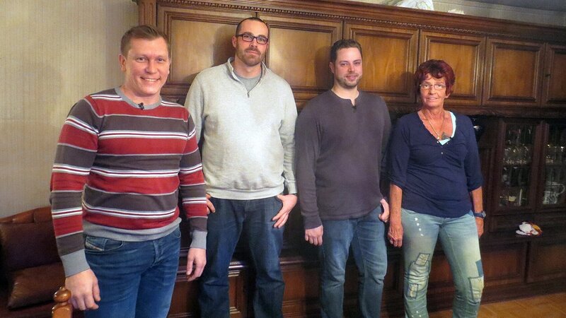 Trödelexperte Otto Schulte (li.) und die Freunde Johanna (re.) und Johannis (2.v.li.) unterstützen Bernd wo sie nur können. – Bild: RTL II