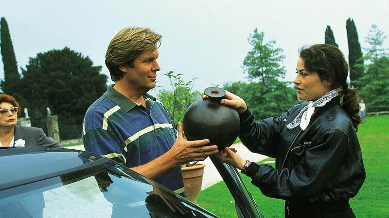 Zum Abschied schenkt die Künstlerin Paola Disergio (Sabine Berg) Dr. Stefan Frank (Sigmar Solbach) eine selbstgetöpferte Vase. – Bild: MG RTL D