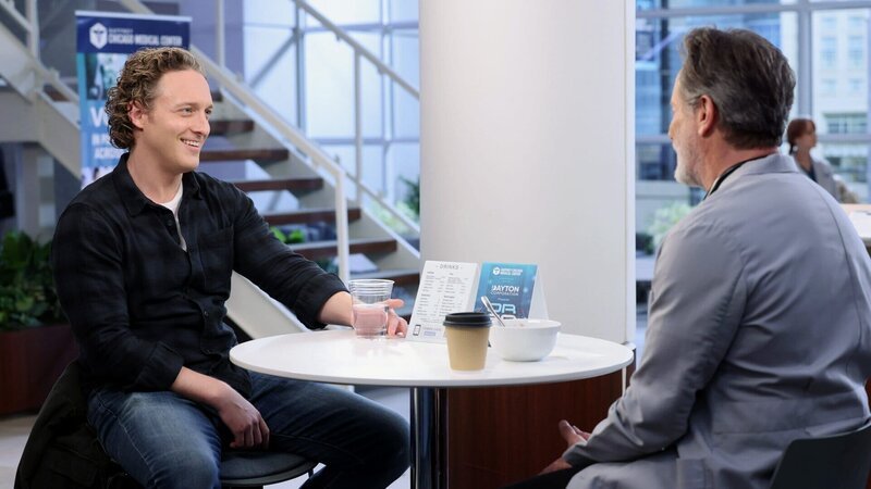 Chicago Med Staffel 8 Folge 20 Sie besprechen die bevorstehenden Tests: Luigi Sottile als Sean Archer, Steven Weber als Dr. Dean Archer – Bild: SRF/​NBC Universal