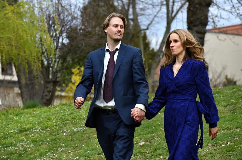 Simon Fischer (Christian Bayer) hat eine Vision seiner verschwundenen Frau Kathrin (Amelie Kiefer). – Bild: MDR/​MadeFor/​Hardy Spitz