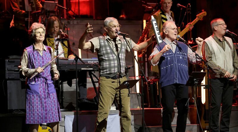 Ansteckend ist der rheinische Frohsinn des Ensembles der Kölner Stunksitzung und ihrer genialen Hausband Köbes Underground hier mit dem Stück „1 A Frikadellen“ spielen sie zur Musik Afrika von Toto. – Bild: WDR/​Thomas Brill