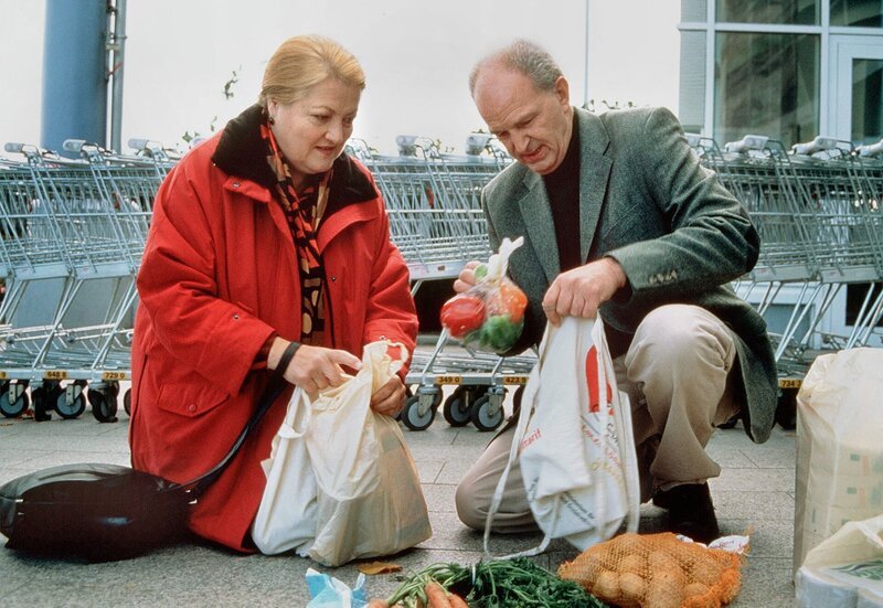 Marga Engel (Marianne Sägebrecht), Dr. Henning Gössel (Michael Gwisdek). – Bild: MDR