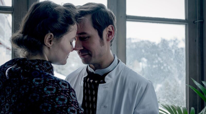 Beide wissen nichts vom Geheimnis des anderen. Johanna Gabathuler (Dominique Devenport) und Dr. Mangold (David Kross) – Bild: SRF/​ARD Degeto/​Amalia Film/​Contrast Film/​Letterbox Filmproduktion/​Pascal Mora/​Pascal Mora