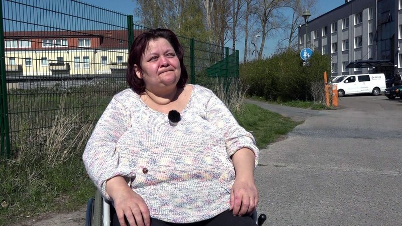 Manja muss das Obdachlosenheim verlassen. – Bild: RTLZWEI
