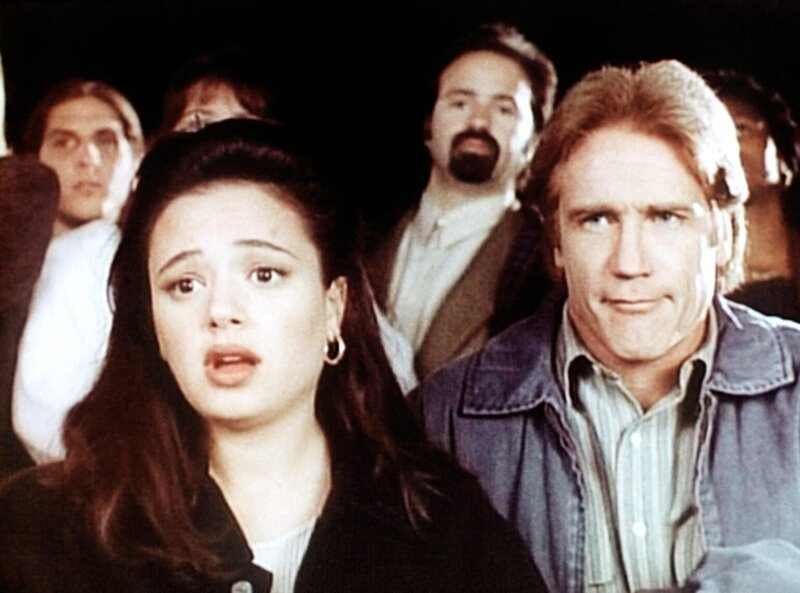 Die Anwaltsgehilfin Agnes (Leah Remini, l.) und Steve Sloan (Barry Van Dyke, r.) beobachten einen merkwürdigen Unfall. – Bild: Viacom