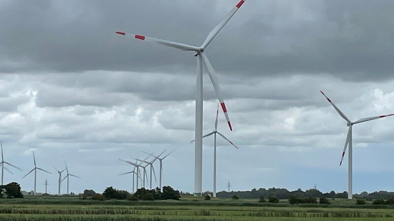 Bis 2040 sollen 160 GW Wind an Land installiert sein. – Bild: ZDF und Birgit Hermes