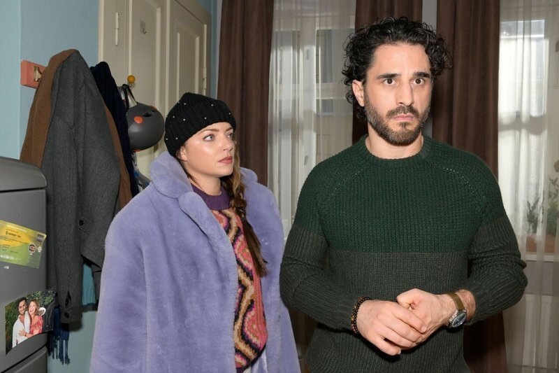 Emily (Anne Menden) und Tobias (Jan Kittmann) macht es zu schaffen, Katrins Willkür ausgeliefert zu sein. – Bild: RTL /​ Rolf Baumgartner /​ Hochspannung