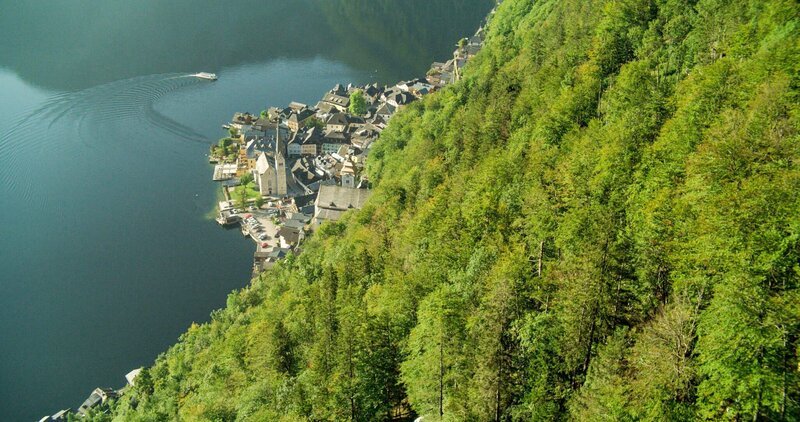 Hallstatt im Sommer. – Bild: ORF/​RIHA-Film