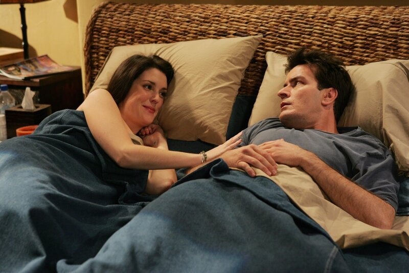 Als Charlie (Charlie Sheen, r.) eines morgens aufwacht, bekommt er einen Schreck, denn seine Nachbarin Rose (Melanie Lynskey, l.) liegt neben ihm … – Bild: Warner Brothers Entertainment Inc. Lizenzbild frei