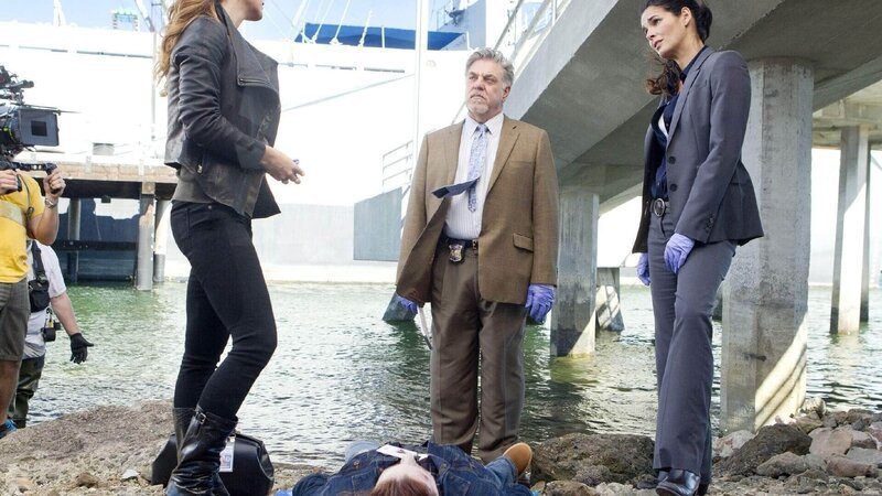 Dr. Maura Isles, Korsak und Jane Rizzoli finden heraus, dass Melissa vor ihrem gewaltsamen Ende ‚undercover‘ auf den Docks gearbeitet hat. – Bild: TVNOW/​ Warner Brothers Ent.
