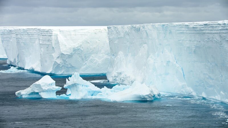Riesige Tafeleisberge sind vor der Antarktis gekalbt. Diese werden beim Schmelzen Süßwasser in den Ozean einbringen und damit zum Anstieg des globalen Meeresspiegels beitragen. – Bild: Honorarfrei – nur für diese Sendung inkl. SocialMedia bei Nennung ZDF und BBC.