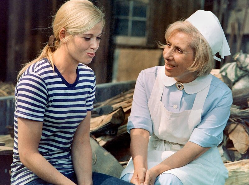 Schwester Agnes (Agnes Kraus) verspricht der schwangeren Katja (Ihris Bohnan), ihr eine Wohnung zu besorgen – koste es was es wolle. – Bild: RBB/​DRA