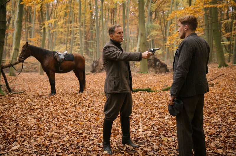 Babylon Berlin Staffel 3 Folge 8 Zeugenbeseitigung: Benno Fürmann als Oberst Wendt, Jacob Matschenz als Richard Pechtmann Copyright: SRF/​X Filme Creative Pool GmbH/​ARD Degeto Film GmbH/​Sky Deutschland/​WDR/​Beta Film GmbH/​Frédéric Batier – Bild: SRF/​X Filme Creative Pool GmbH/​ARD Degeto Film GmbH/​Sky Deutschland/​WDR/​Beta Film GmbH/​Frédéric Batier