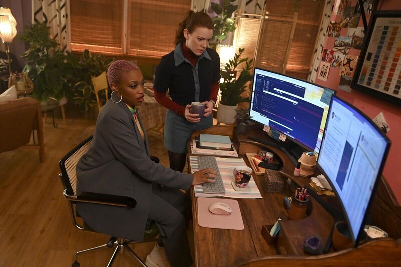 Kylie Mercer (Travina Springer, l.); Phoebe Duncan (Molly Kunz, r.) – Bild: Universal Television LLC.