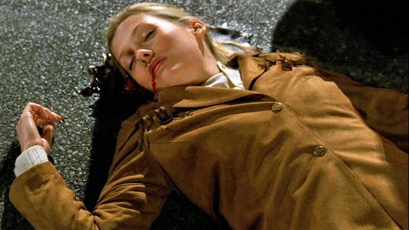Die High School-Schülerin Emily Milius (Deja Kreutzberg) wird tot auf der Straße gefunden. – Bild: RTL Deutschland