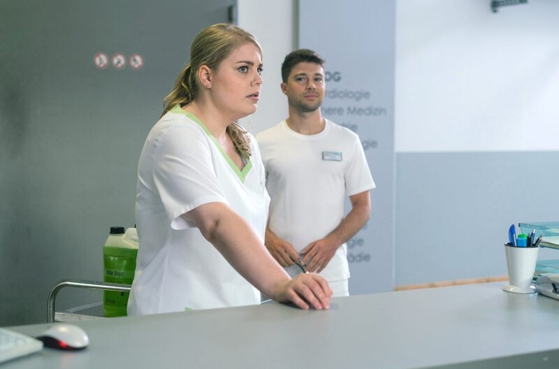Schwester Miriam (Christina Petersen) hat bei einer jungen, schwangeren Patientin etwas überreagiert. Ihr Kollege Kris (Jascha Rust) ahnt jedoch, warum Miriam die Entscheidung der Patientin nicht nachvollziehen kann. – Bild: MDR/​Robert Strehler