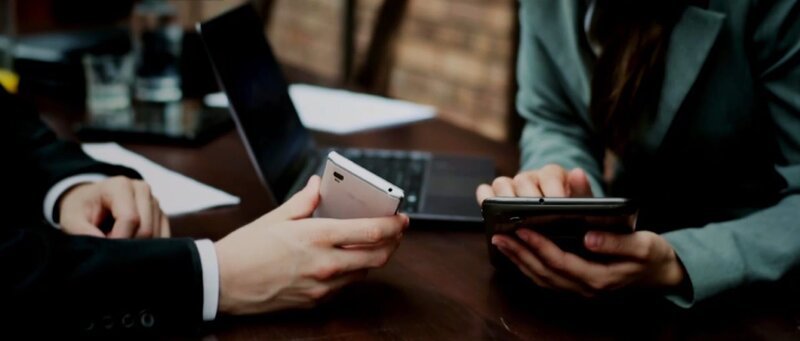 Auch bei Geschäftsmeetings ist die Nutzung des Smartphones allgegenwärtig. – Bild: ZDF