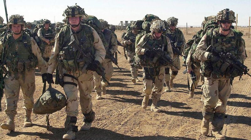 US-Soldaten sollen nach den Anschlägen des 11. September 2001 Afghanistan von den radikalislamischen Taliban befreien, unter Unterstützung von NATO-Truppen. – Bild: phoenix/​ZDF