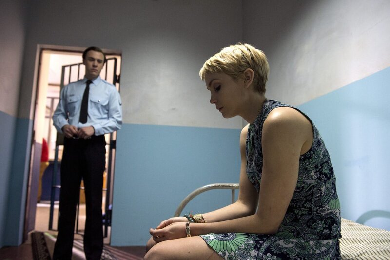 Pete (Ben O’Toole, l.); Vivian (Sophie Hensser, r.) – Bild: David Dare Parker